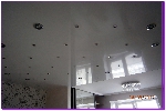 Натяжные потолки как элементы дизайна фото 29 россыпь светильников вид слева