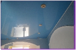 Лаковые натяжные потолки в прихожей 2 синего цвета