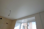 Фото сатинового натяжного потолка в кухне