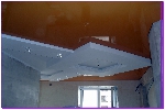 Натяжные потолки лаковые в кухне нестандартное решение двух уровневых натяжных потолков вид по центру