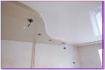 Двухуровневый натяжной потолок в кухне волна с светильниками для натяжных потолков