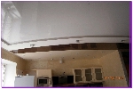 Натяжные потолки лаковые в кухне элементы дизайна вид по центру