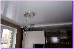 Натяжные потолки лаковые в кухне оригинальные люстры
