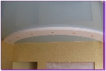 Натяжные потолки в спальне набычные цвета дают определённый эффект