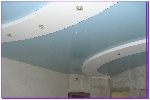Двухуровневые натяжные потолки в зале фото 2 в сочетании с гкл вид снизу