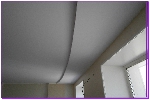 Двухуровневые натяжные потолки в комнате фото 1 перелом с изгибом