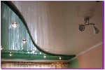 Двухуровневые натяжные потолки в комнате фото 3 полуволна в зелёном цвете