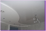 Двухуровневые натяжные потолки в зале фото 4 волна без освещения